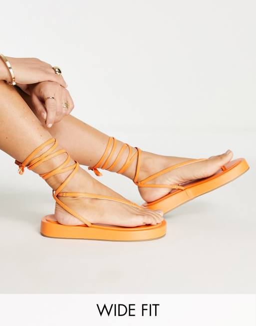 Sandalias naranja neón con plataforma plana Beachbabe de Public Desire Wide Fit