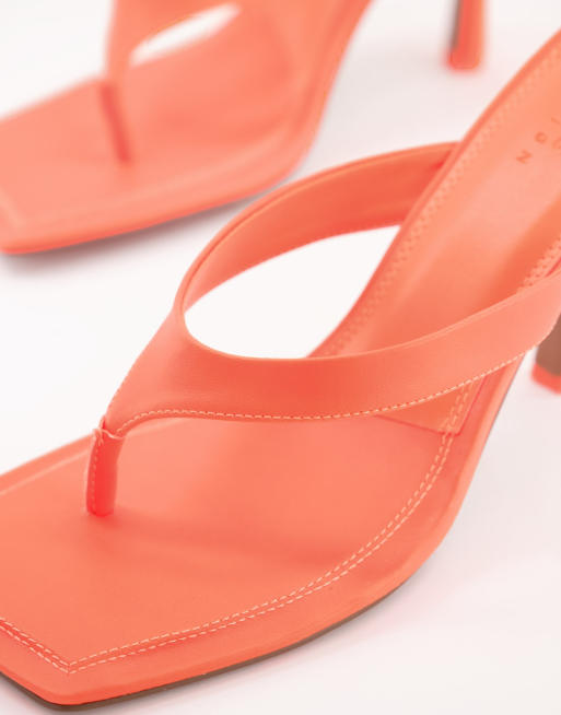 Sandalias naranja neón con tacón y tira para el dedo Nissa de ASOS DESIGN, 2 de 4