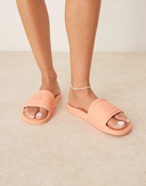Sandalias naranja pastel con logo en relieve de Calvin Klein Jeans, 3 de 4