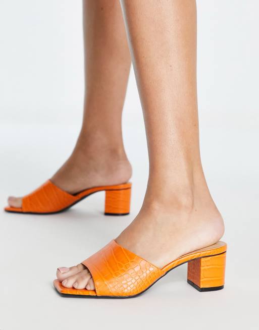 Sandalias naranjas de tacón estilo mules de cuero sintético efecto cocodrilo de Monki