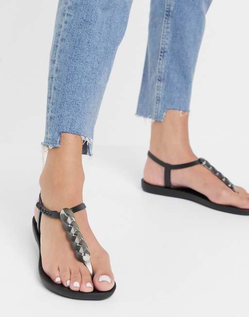 Sandalias negras con charms dorados de Ipanema ASOS