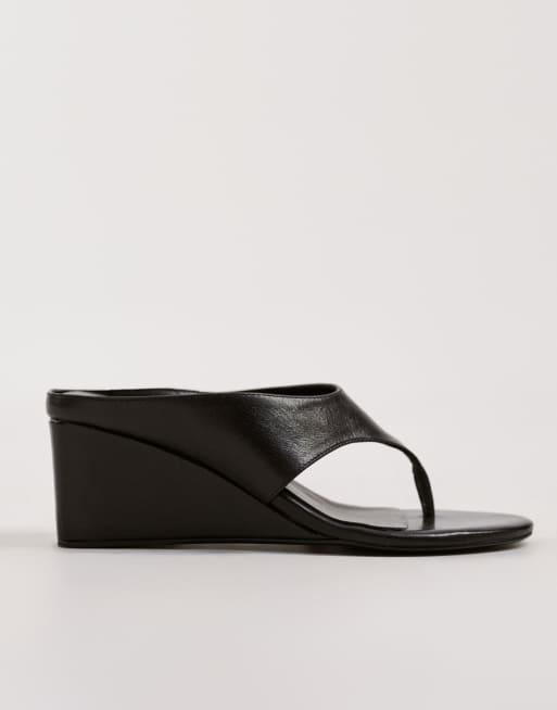 Sandalias negras con cuña de cuero Swift de Tony Bianco, 2 de 5