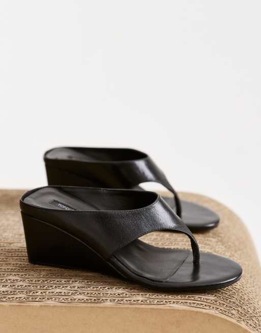 Sandalias negras con cuña de cuero Swift de Tony Bianco, 4 de 5
