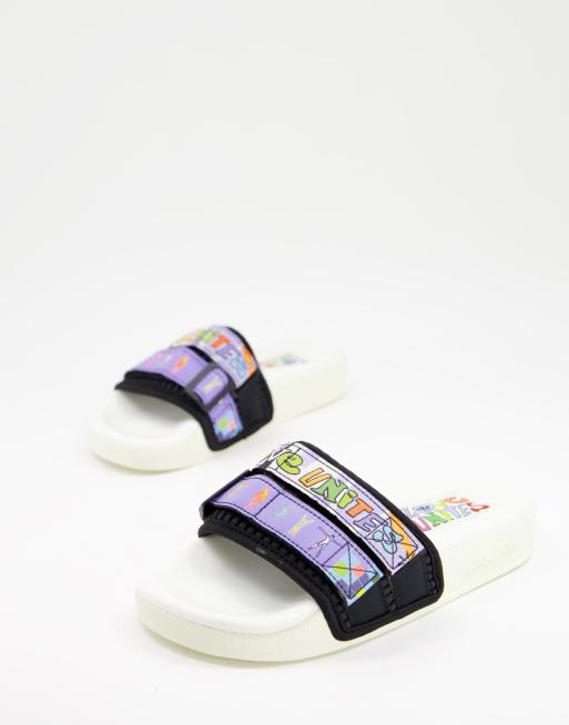 Sandalias negras con detalle de tira de colores Pride de adidas Originals