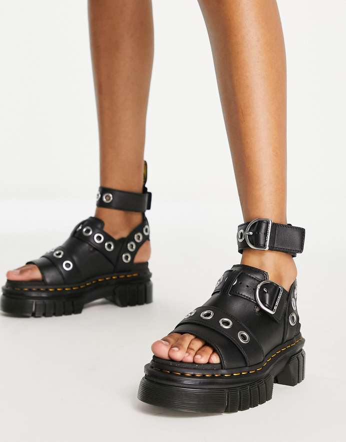 Dr. Martens Sandalias negras con detalles metálicos plateados Ricki de