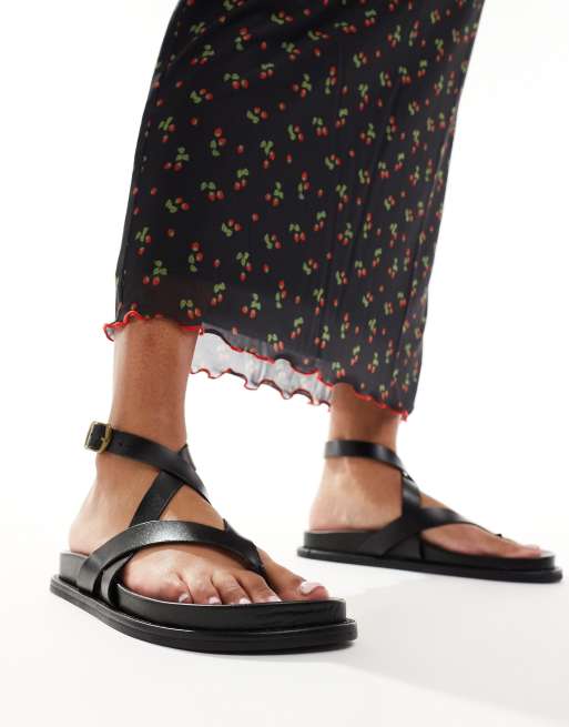 Sandalias negras con diseño de correas de cuero de Mango