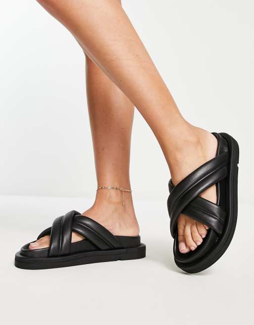 Sandalias negras con diseño de tiras acolchadas cruzadas de Mango |