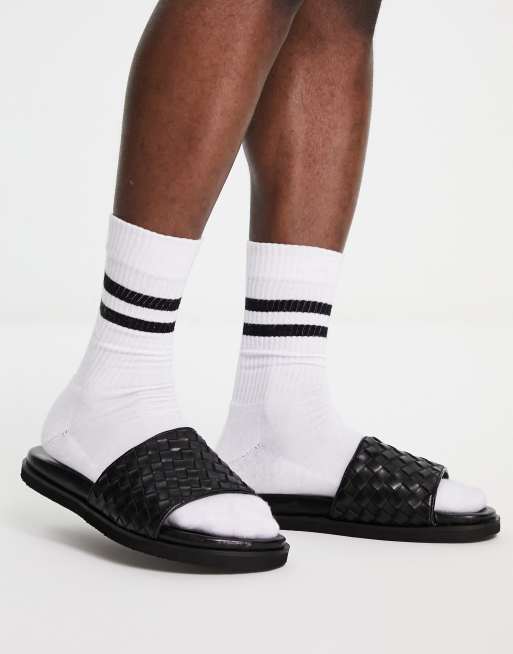 Sandalias negras con diseño entretejido de cuero de Red Tape