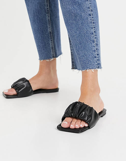 Sandalias negras con diseño fruncido de Glamorous