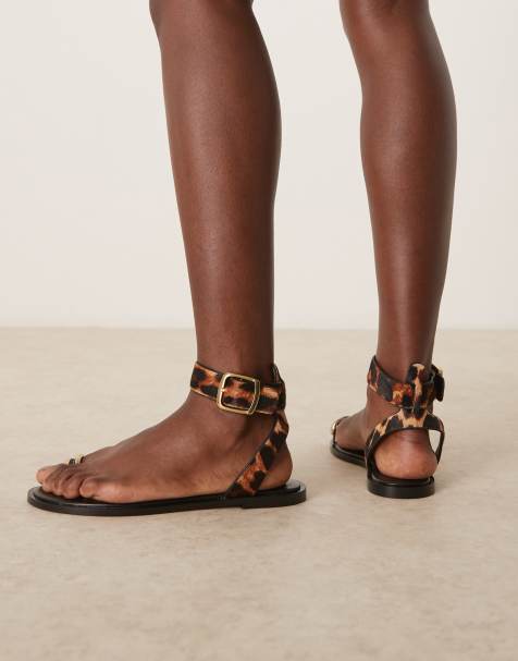 Sandalias negras con estampado de leopardo y detalle de anilla dorada en el dedo de Mango - view 1