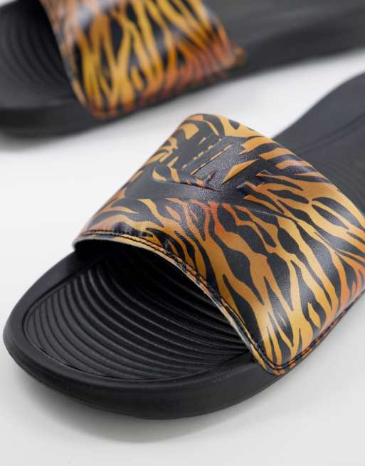 Sandalias negras con estampado de tigre Victori One de Nike ASOS