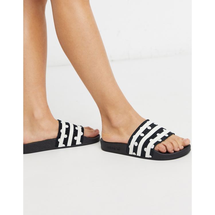 Sandalias negras con lunares adilette de Originals ASOS