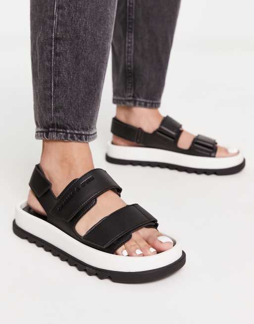 Sandalias negras con plataforma gruesa plana de Charles & Keith