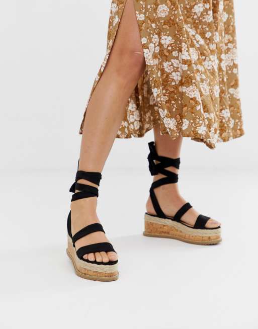 Sandalias negras con plataforma plana atadas al tobillo Presca de Public Desire