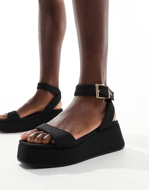 Sandalias negras con plataforma plana Tantoo de CerbeShops DESIGN