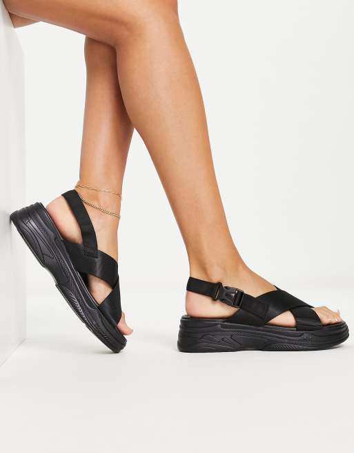 Sandalias negras con plataforma plana y detalle de hebilla de Vero