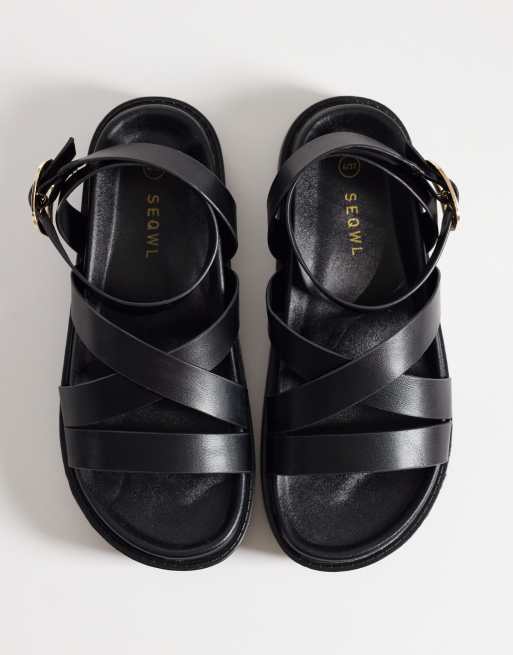 Sandalias negras con plataforma plana y diseño de tiras de poliuretano de SEQWL, 2 de 4