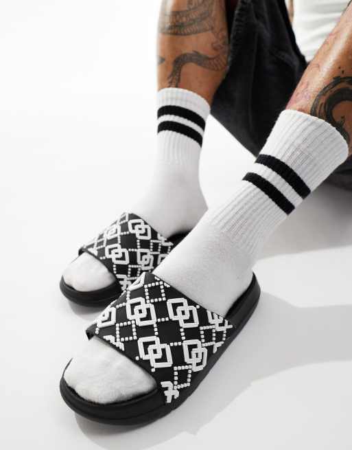 Sandalias negras con suela gruesa y detalle de monograma de ASOS DESIGN