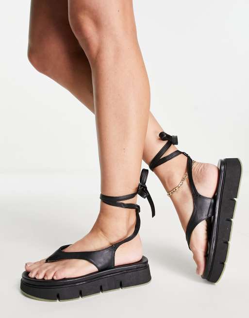 Sandalias negras con suela gruesa y tira para el dedo Party de Topshop