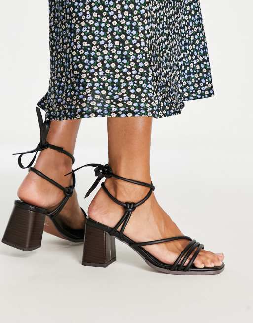 Sandalias negras tacón medio y diseño de tiras anudadas la Hollow de DESIGN | ASOS