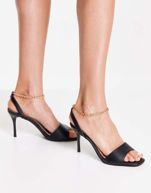 Sandalias negras con tacón y cadena en el tobillo de New Look