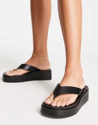 Sandalias negras con tira de dedo y plana Carlene de Steve Madden ASOS