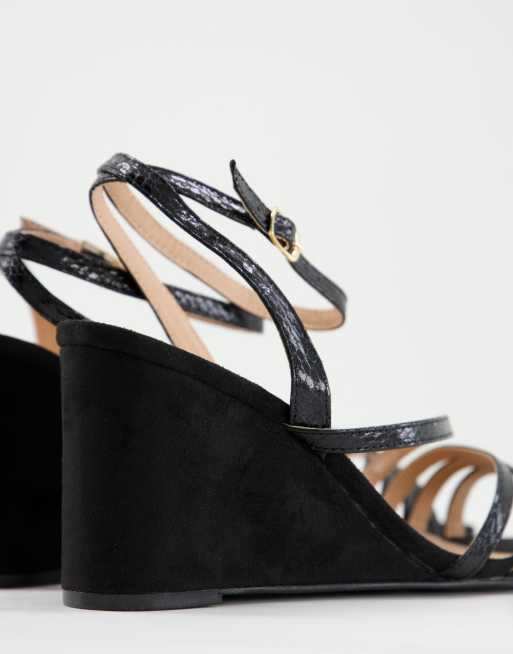 Sandalias negras de cuña Ava de Simply Be Wide Fit, 2 de 4