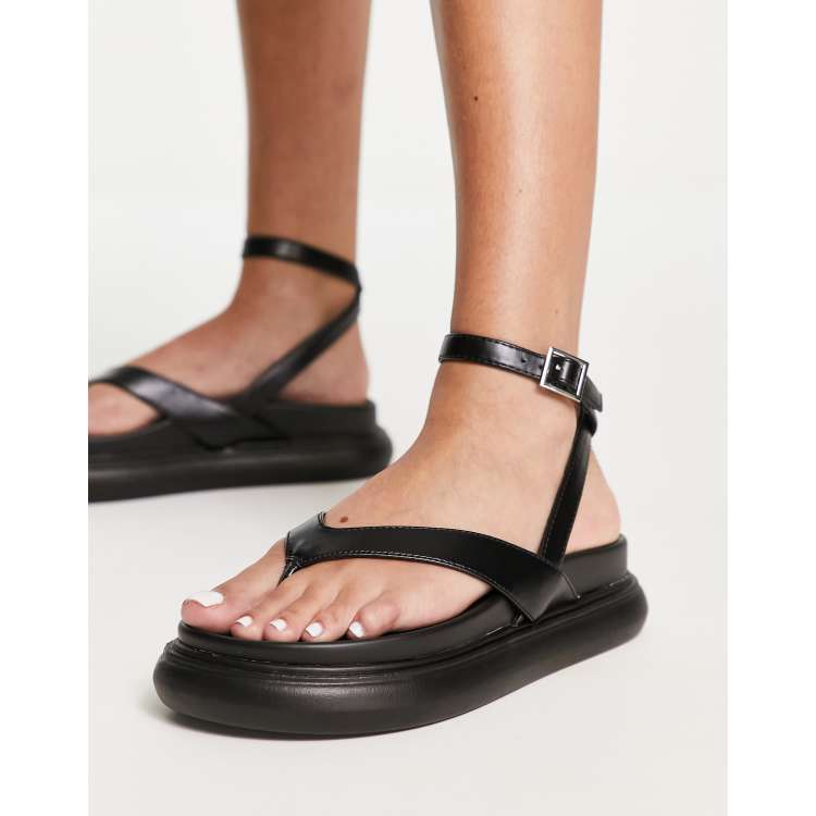 Sandalias negras dedo con suela gruesa Fahrenheit de DESIGN ASOS