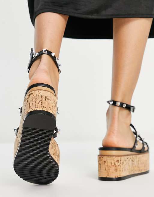 Sandalias negras de efecto piel de cocodrilo con plataforma plana y tachuelas Clovis de Steve Madden, 2 de 4
