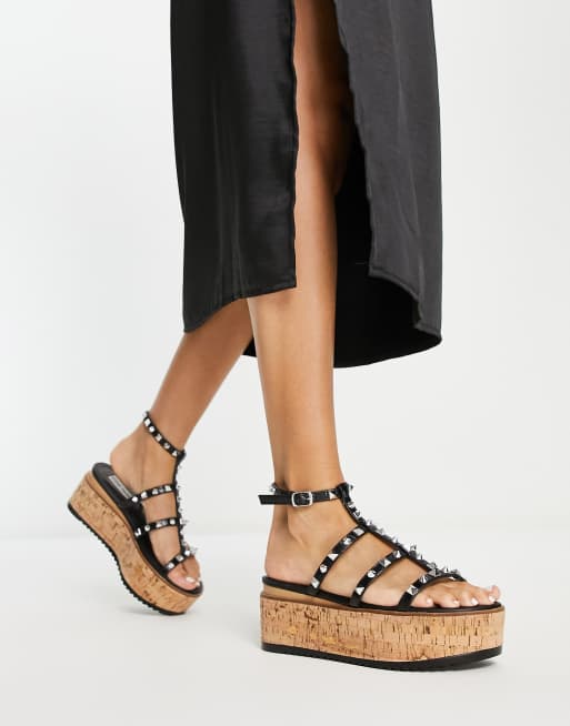 Sandalias negras de efecto piel de cocodrilo con plataforma plana y tachuelas Clovis de Steve Madden, 4 de 4