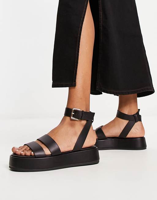 Sandalias negras de estilo a os 90 con plataforma plana gruesa de