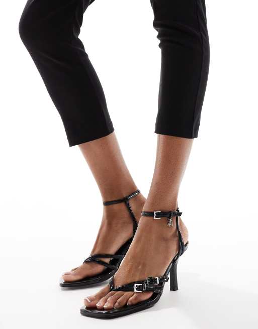 Sandalias negras de tacón con detalle de charm y hebilla de 4th & Reckless