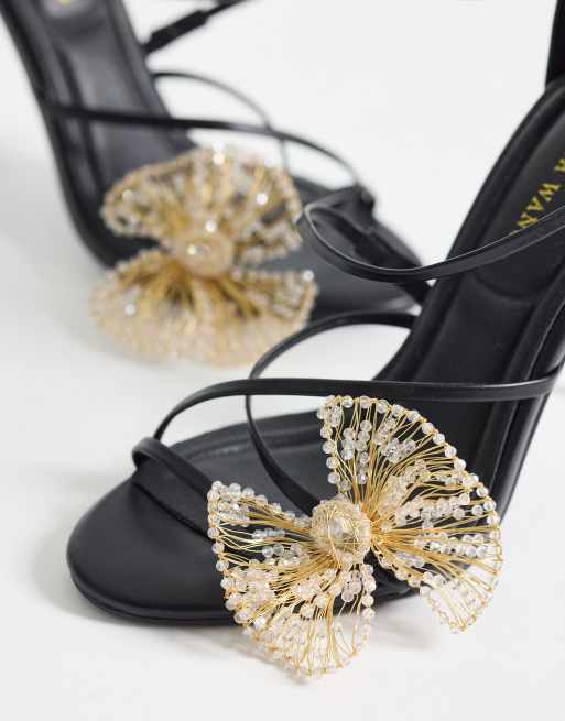 Sandalias negras de tacón con detalle de flor Evanthe de Azalea Wang, 2 de 4