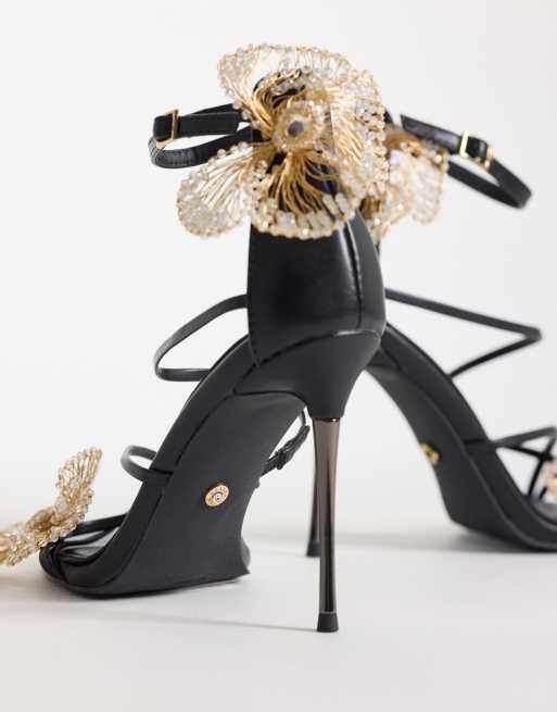Sandalias negras de tacón con detalle de flor Evanthe de Azalea Wang, 3 de 4