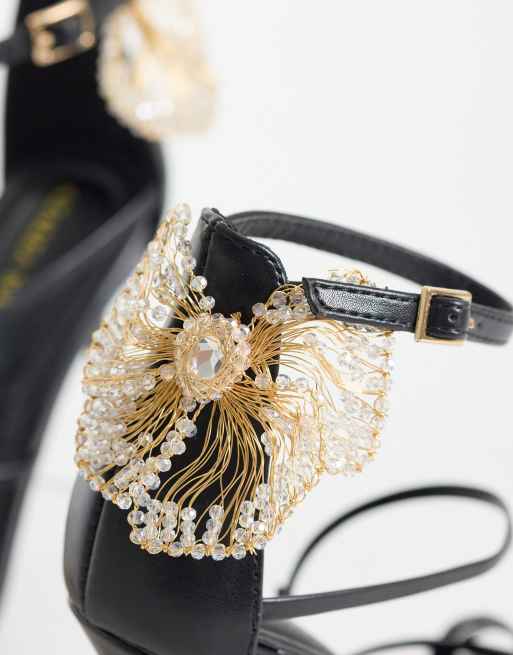 Sandalias negras de tacón con detalle de flor Evanthe de Azalea Wang, 4 de 4