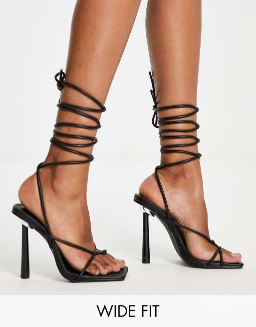 Sandalias negras de tacón con diseño de tiras anudadas al tobillo Lacey exclusivas de Public Desire Wide Fit 