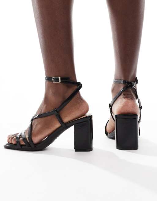 Sandalias negras de tacón con diseño de tiras de New Look, 2 de 4