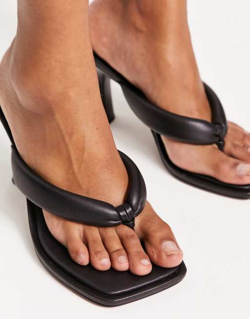 Sandalias negras de tac n con tira tipo chancla y acabado acolchado Halle de ASOS DESIGN