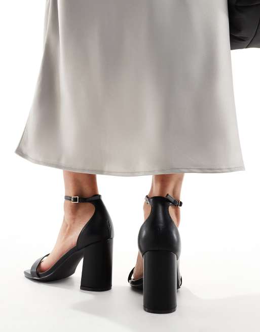 Sandalias negras de tacón grueso de Truffle Collection Wide Fit, 2 de 4