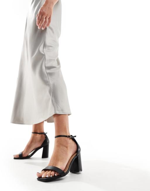 Sandalias negras de tacón grueso de Truffle Collection Wide Fit, 4 de 4