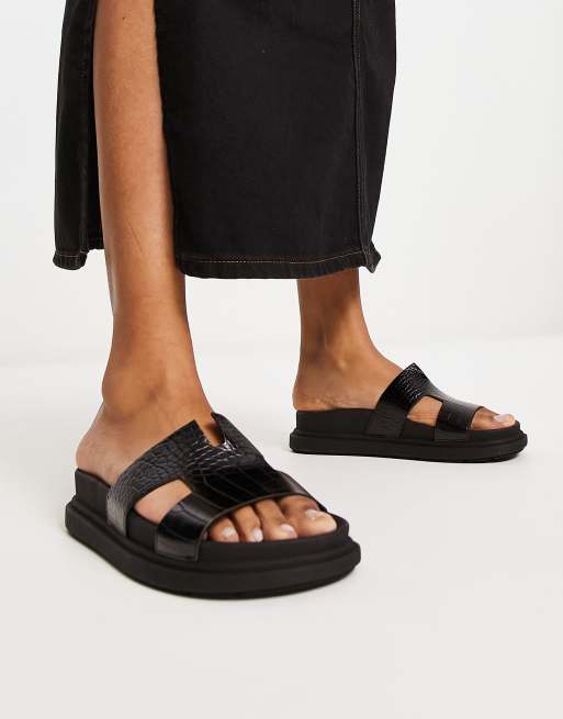 Sandalias negras efecto piel de cocodrilo con suela gruesa de New Look