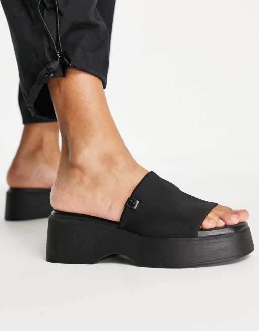 Sandalias negras estilo chinelas con suela gruesa Yassu de ALDO, 3 de 4
