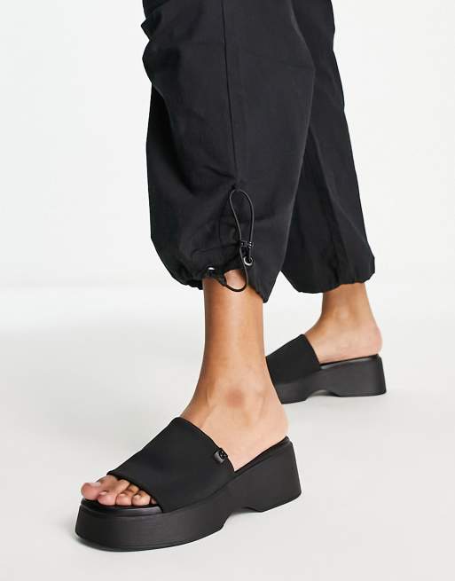 Sandalias negras estilo chinelas con suela gruesa Yassu de ALDO, 4 de 4