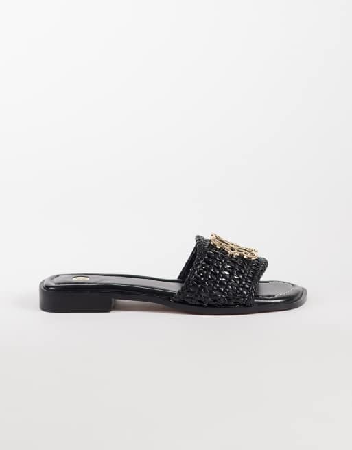 Sandalias negras estilo mules con diseño entretejido y logo de River Island, 3 de 4
