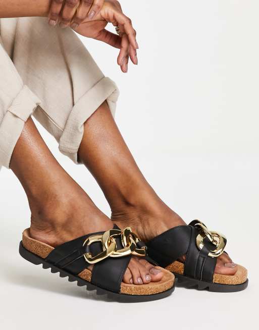Sandalias negras planas con correas cruzadas y detalle de cadena Frenzy de ASOS DESIGN