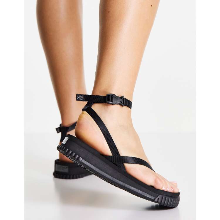 Sandalias negras best sale tiras cruzadas