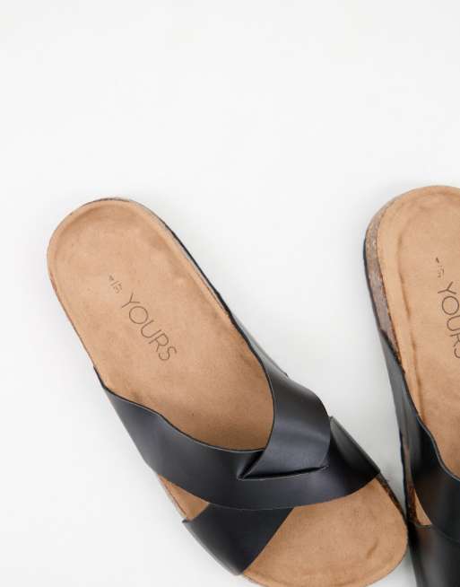 Sandalias negras planas con diseño de tiras cruzadas de Yours Wide Fit, 3 de 4