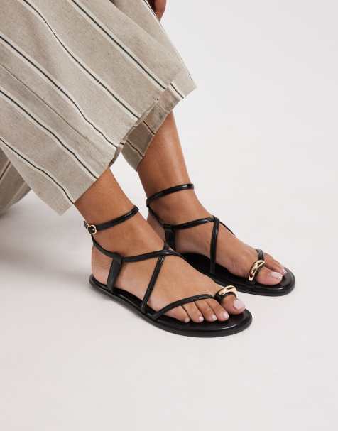 Sandalias negras planas con diseño de tiras y adornos dorados de SEQWL - view 1