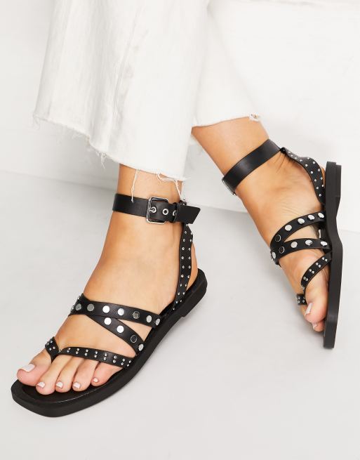 Sandalias negras planas diseño de tiras y tachuelas Tale schuh | ASOS