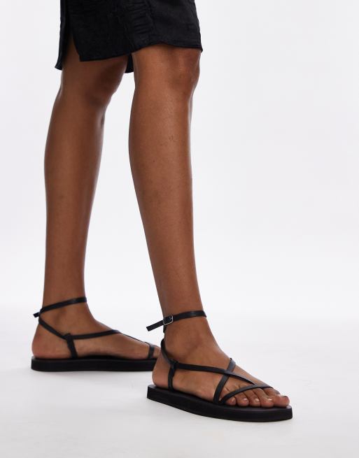Sandalias negras planas con diseño minimalista de tiras de cuero Jules de Topshop